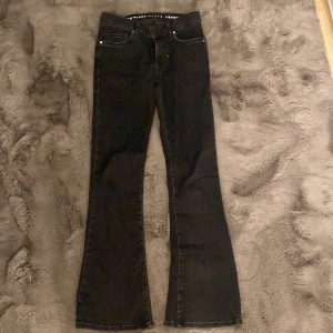 Jeans  - Säljer dessa då dom inte kommer till användning längre, använd Max 5 gånger men i ny skick 