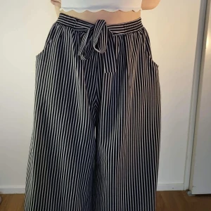 randiga höga svarta byxor från VIP (köpta i asien) - fina höga randiga byxor i storlek 36, köpta i asian. innelår längd är ca 65 cm. möter ej upp, postar enbart 🌸