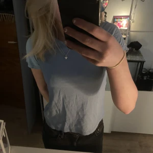 Blå liten tröja - En blå liten tröja från hm som e jätte sött till sommaren 