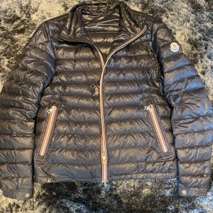 Moncler Jacket Daniel - Jackan säljs enbart för att jag tröttnat på den. Jag har ägt den i över 2 år snart och den har lite skråmor därav det billiga priset Skick 8/10 Nypris 10.999 på NK Kvitto saknas men jag garantera med 100% äkthet.  