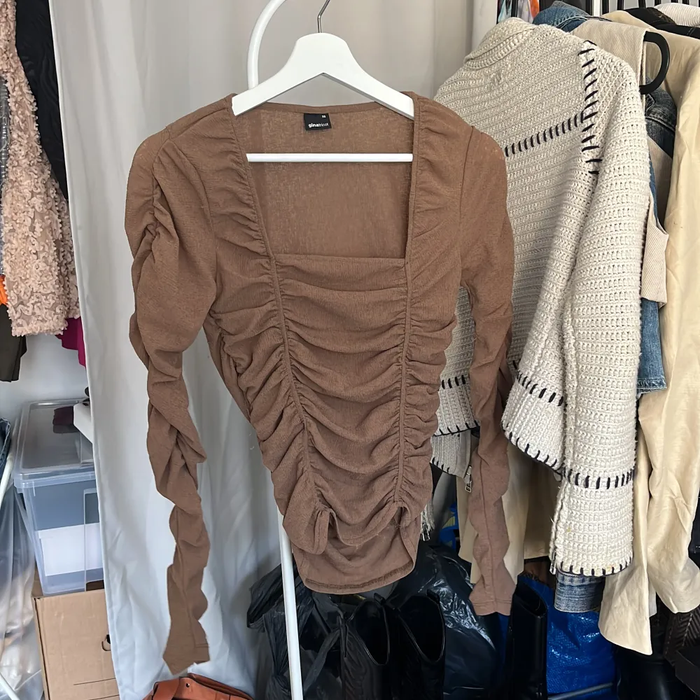 Lång brun tröja med ruffel detaljer. Använt 3 gånger så den är i jättegott skick! . Skjortor.