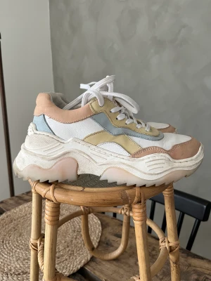 Chunky sneakers strl 37 - Chunky sneakers från Bullboxer strl 37. Kan hämtas i Solna eller mötas vid T-centralen.