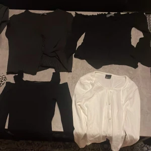 Kläder - Tröja med öppning vid magen 30kr Blus 40kr Tröja med öppna axlar 50kr Tröja me knappar 30kr