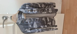 Tröjor - Militär kofta/kavaj 32/34 50kr Mjuk väst S 50kr Stickad tröja 36/38 50kr