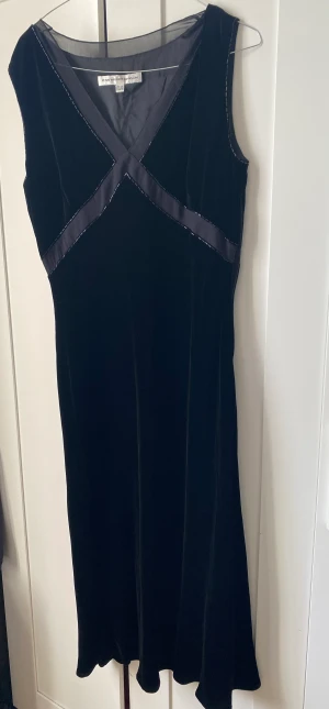 Velvet evening dress - Velvet elegant evening dress great for occasions, worn it once 