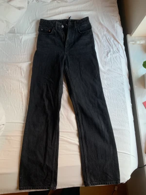 Jeans  - Svarta jeans från Weekday i modellen Rowe. Storlek 25/30 och passar perfekt för mig som är 170 cm. 