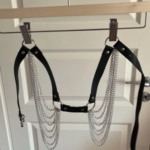 Svart bälte med kedjor - Säljer pga att jag inte använder den längre. Helt nytt skick. Är du intresserad/vill ha fler bilder/har frågor så kontakta mig. Tar endast Swish. 