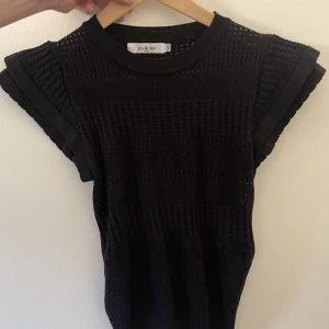 Svart Topp - Svart topp köpt från Raglady.  Använd 2 ggr men faller inte dottern i smaken längre.  Passa på att köpa en omåttligt populär topp…💜🔥💜🔥