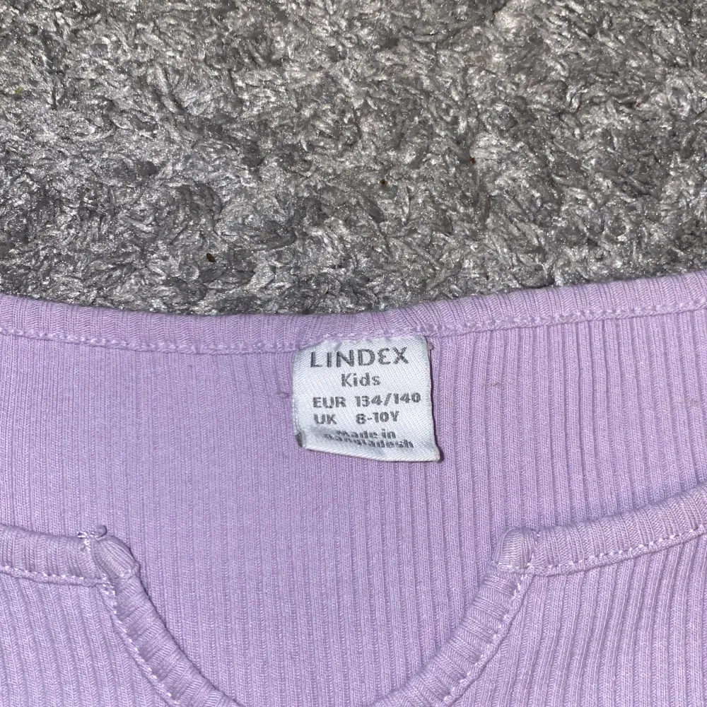 Säljer denna lila tröja av skäl att den inte kommer till användning längre. Från Lindex i storlek 134/140. Inga större tecken på användning. Pris kan diskuteras . Tröjor & Koftor.