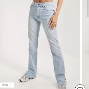 Jeans  - Säljer dessa skit snygga jeans från Nelly pga att de va för små 💞de är helt oanvända med prislapp kvar💗