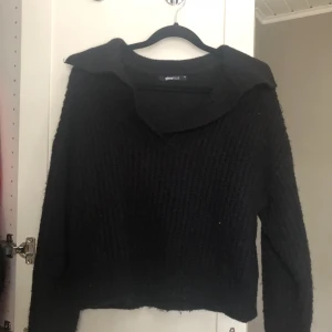 Stickad tröja - Superfin och populär stickad tröja från Gina Tricot. Köpt för ett halvår sedan. Inte kommit till användning på senaste och därav säljer jag. I nyskick. Storlek XS men sitter som en S. Köparen står för frakten. ENDAST betalning via Swish.