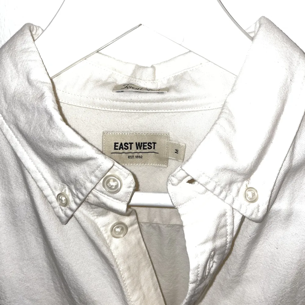 Jätte skönt och fint material i vitt. Button up shirt från East west. Tyvärr har vi inget styrkjärn så den är lite skrynklig men är i fint skick🥰. Skjortor.