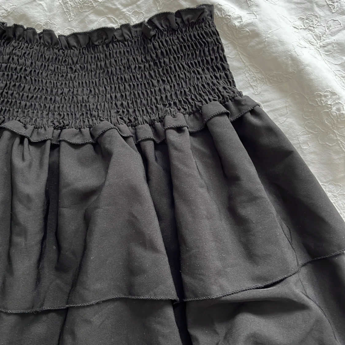 Svart volang kjol - 90