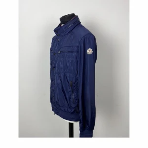 Moncler vindjacka! Nypris 9000 - Väldigt fin och trendig moncler jacka.
