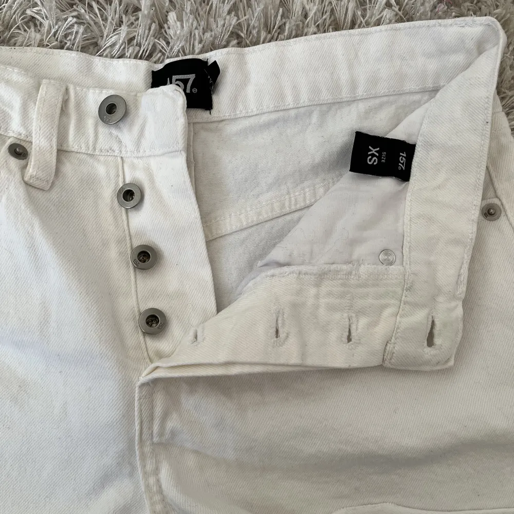 Vita jeansshorts från Lager 157, aldrig använda. Är i storlek XS men är väldigt stora i storleken. Mer som S🫶🏼. Shorts.