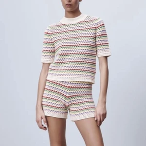 Set - Somrigt stickat set från Zara☀️ Superfint tillsammans men också separat! Sparsamt använt! Hör av dig vid frågor / fler bilder!🤍