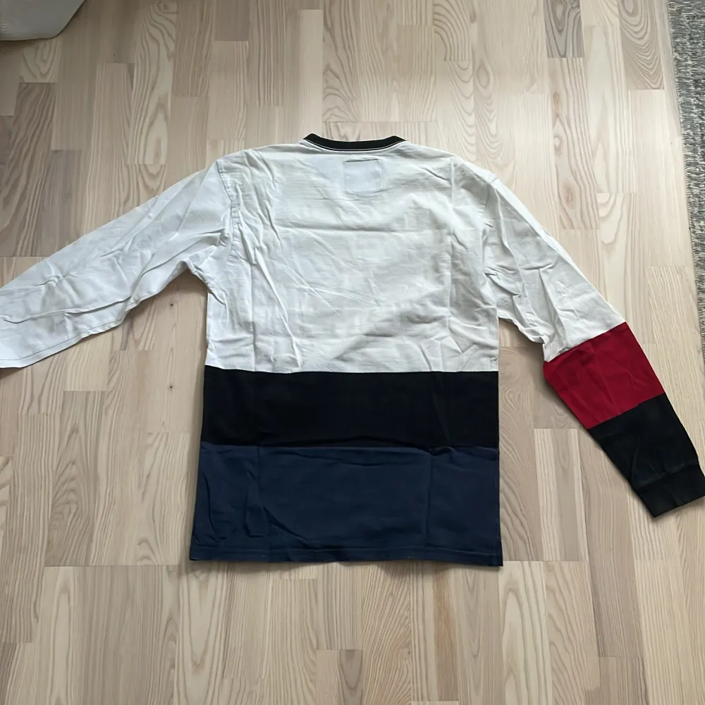 Longsleeve från Vans Använd ett par gånger Fint skick . T-shirts.