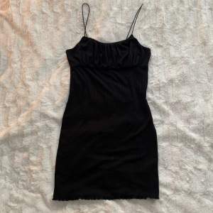 Säljer min fina svarta klänning från Urban Outfitters då den inte kommer till användning. Den är använd två ggr så är i fint skick🥰