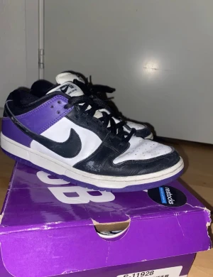 Nike SB Dunk Low Court Purple - Disse Dunks er blevet brugt lidt og derfor blevet sat ned halvdelen af den originale pris. Hvis du vil diskutere pris, ram min dm :). 
