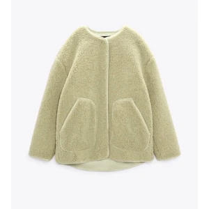 Zara jacka - INTRESSEKOLL!💛 funderar på å sälja min slutsålda Teddy jacka från zara i storlek S, säljer nog endast för bra pris! Köpte den för 400kr💛 men pris kan alltid diskuteras!