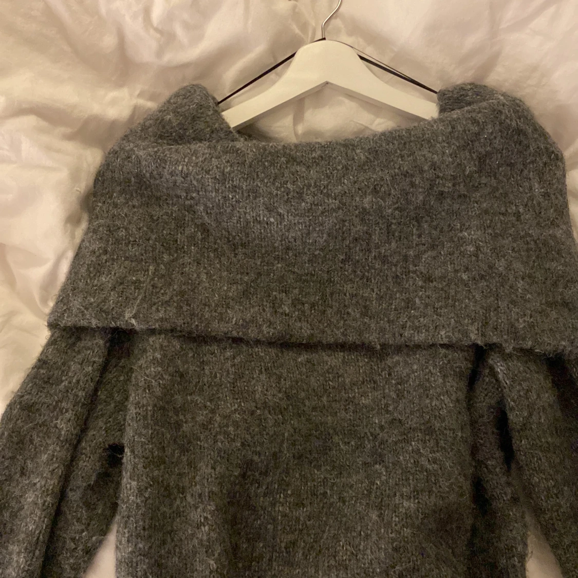 Off shoulder stickad tröja 