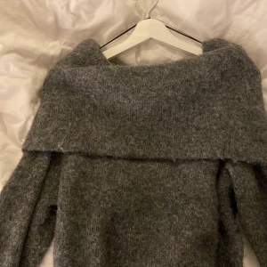 Off shoulder stickad tröja  - Från hm i nyskick använd ett fåtal gånger! Xs men passar även s och m.  Skriv om ni vill ha fler bilder eller andra frågor😋😇