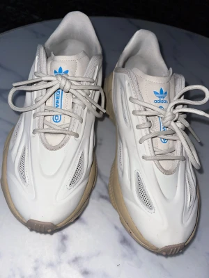 Adidas skor  - Har användat de bara 5 gånger helt bästa skick storleken är 39 helt bekväma och skönt och gå med de . Vill sälja pga behöver pengar !  Priset går och diskutera ! 😊 