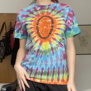 Jätte fin batik tshirt köpt secondhand i New York (Har ett litet hål i armhålan) 💖står inte storlek men skulle gissa på en M 