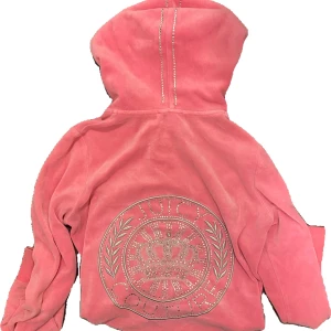 juicy couture - Jättefin juicy tröja med tryck på baksidan o stenar på luvan, den är i jättefint skick och inga stenar har ramöat av! skriv för fler bilder💕