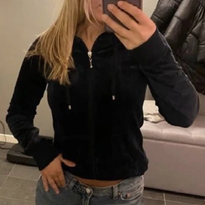 Mörkblå velourtröja  - En mörkblå velour tröja, liknar juicy couture. Hör av dig vid frågor eller fler bilder! (köparen står för frakten)