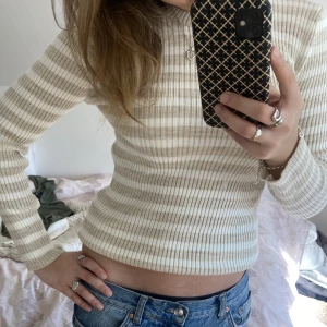 Randig tröja - Mjuk och skön randig långärmad. Basic och najs att ha hemma 💕👌🏼 Storlek M men passar även S. Söt till sommaren och våren 🌸 klicka inte på köp nu utan meddela mig. Jag fraktar med postnords blå påse och frakten kostar 43kr 💕