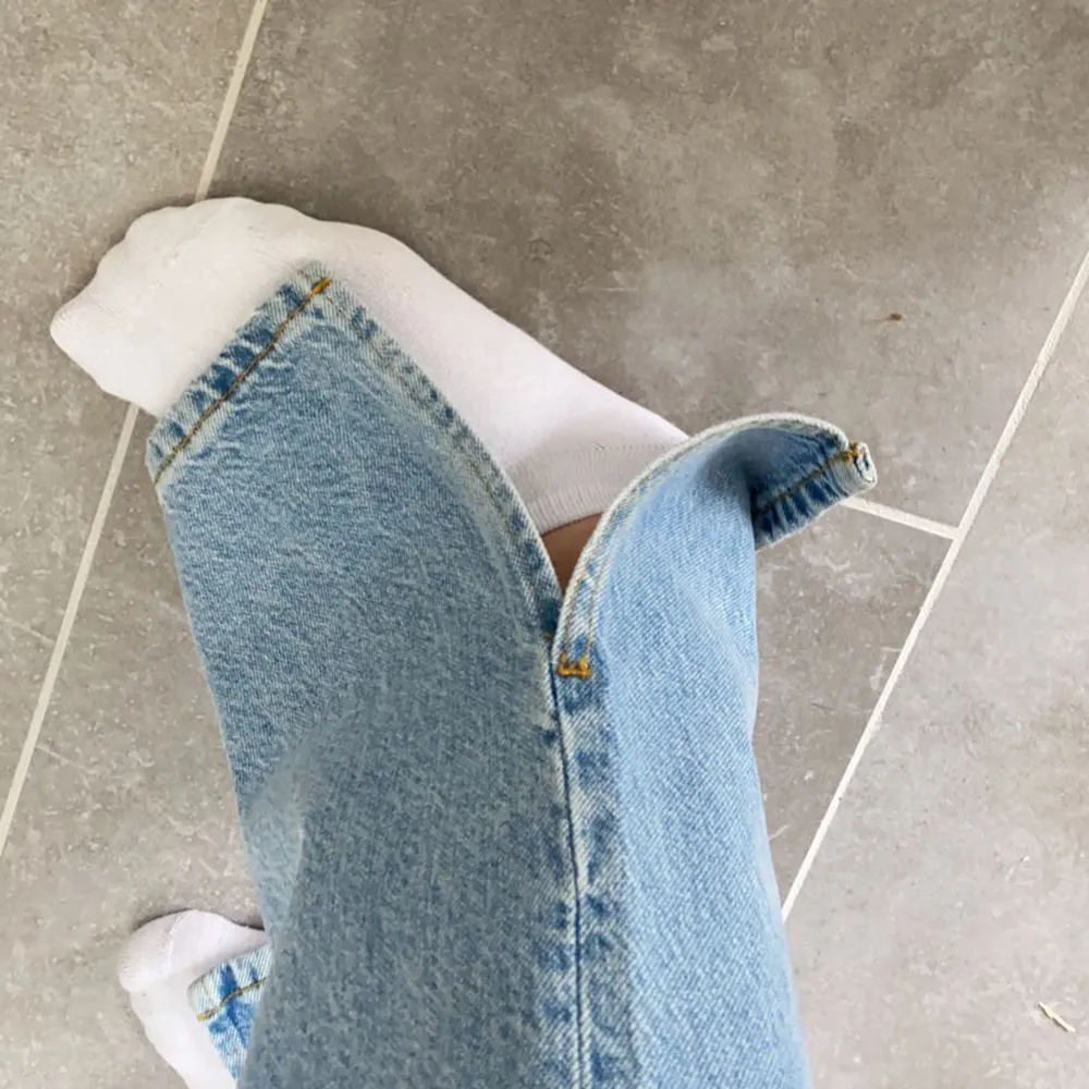 Superfina ljusblåa jeans med en slits från ginatricot! De är bara använda ca 3 ggr! Säljer pga att de är för stora💫🌟 300kr+frakt. Jeans & Byxor.