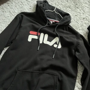 Hoodie - Filahoodie i storlek Xs men passar även S. Använd fåtal gånger och är i nyskick!🤍