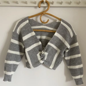 Randig tröja från Shein - Säljer denna grå tröja med vita ränder pg.a att den blivit för liten. Köpt på Shein & bara använd ett fåtal gånger. Fint skick och skön att ha på sig 🤍