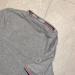 Moncler T-shirt - Moncler T-shirt storlek M (äkta!). Knappt använd.  Skick 8/10!
