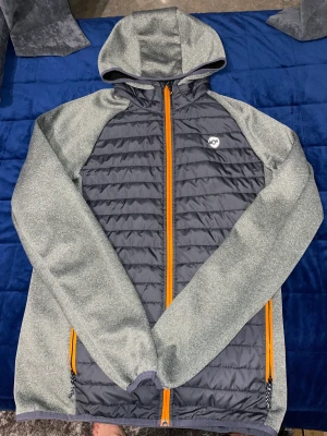 Jack N Jones jacka - En använd Jack and Jones jacka. Kunden står för frakt!