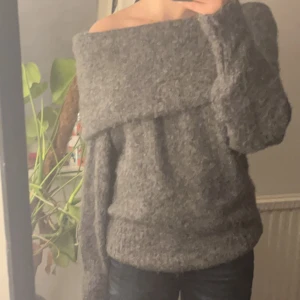 Offshoulder tröja - En sjukt mjuk och skön offshoulder tröja från H&M, använda två gånger. Inga defekter, som ny. Storlek: XS, men stor i storlek så passar även S.