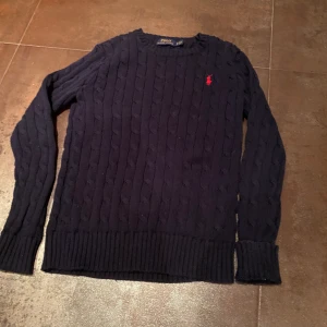 Stickad Ralph louren tröja xs barn - En fin tröja att ha till fina stunder. Nypris över 1000kr