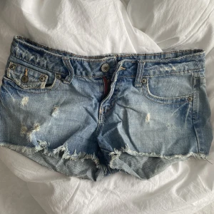 Jeansshorts  - Superrrrr snygga jeansshorts som tyvärr tyvärr blivit förstora för mig💗💗 så snygga fick detaljer💗💗skriv privat om du vill veta midjemått eller liknande💗 