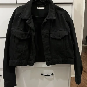 Jeans jacka - Jeans jacka från gina, Storlek S, den är i använt skick 