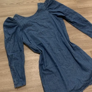 Jeansklänning  - Klänning som aldrig kommit till användning för mig, super fin annars!