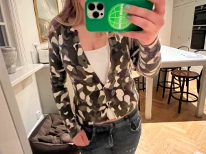 Stella mccartney kofta - Super cool kamouflage Stella McCartney kofta, mycket bra skick! Den är i barnstorlek men är som en xs! Skriv vid intresse eller frågor<33