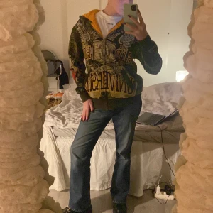 Y2K Kofta - Sällsynt! Säljer den så den inte passar mig så bra längre. Christian Auigirere är designern för märkerna Ed hardy och Von dutch. Superbra kvalitet!