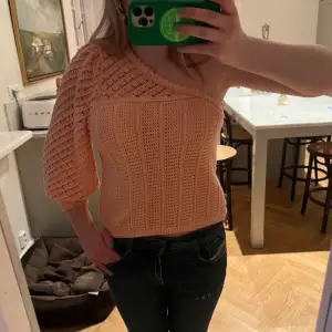 Säljer denna super söta One off shoulder tröjan som kommer vara super fin i tex sommar! Skriv vid intresse eller frågor<33