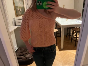 Cool One off shoulder tröja - Säljer denna super söta One off shoulder tröjan som kommer vara super fin i tex sommar! Skriv vid intresse eller frågor<33