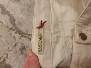 Vita jeans - Ett par knappt använda jeans som är i storleken 40.perfekt speciellt till sommaren när de blåser lote där de har hål också så att det kan luftas lite.Om ni är intresserade kontakta mig gärna för fler bilder.