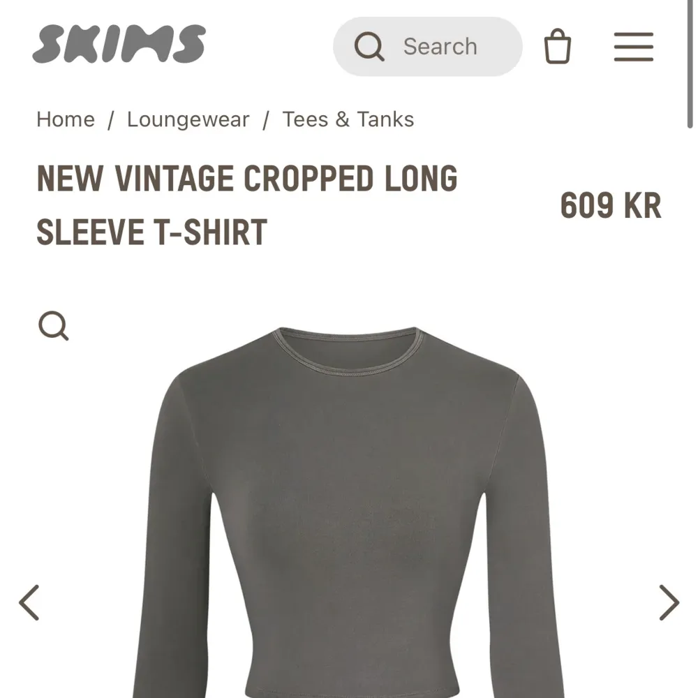 Skims New Vintage Cropped Long Sleeve T-shirt i färgen gunmetal💘Verkligen det skönaste materialet som finns men inte riktigt min färg… Använd fåtal gånger så tröjan är i nyskick 💓 Storlek XXS men passar allt från xxs-s då den är så stretchig🫶nypris 609. T-shirts.