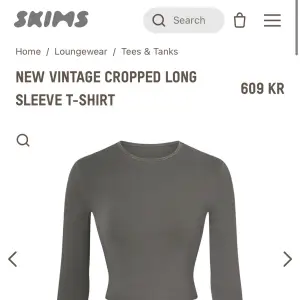 Skims New Vintage Cropped Long Sleeve T-shirt i färgen gunmetal💘Verkligen det skönaste materialet som finns men inte riktigt min färg… Använd fåtal gånger så tröjan är i nyskick 💓 Storlek XXS men passar allt från xxs-s då den är så stretchig🫶nypris 609