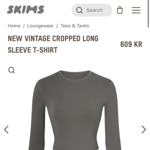 Skims New Vintage Cropped Long Sleeve T-shirt💘 - Skims New Vintage Cropped Long Sleeve T-shirt i färgen gunmetal💘Verkligen det skönaste materialet som finns men inte riktigt min färg… Använd fåtal gånger så tröjan är i nyskick 💓 Storlek XXS men passar allt från xxs-s då den är så stretchig🫶nypris 609