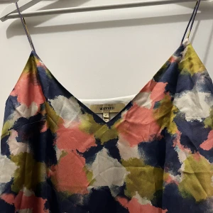 Somrig klänning - Superfin somrig klänning från Whyred. Aldrig använd. 